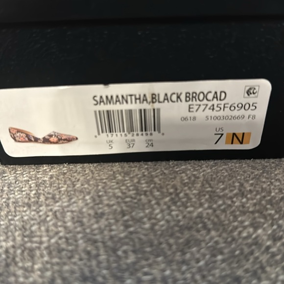 Naturalized Samantha Brocade shoes - Picture 6 of 7
